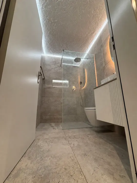Badezimmer mit umlaufender Lichtlinie