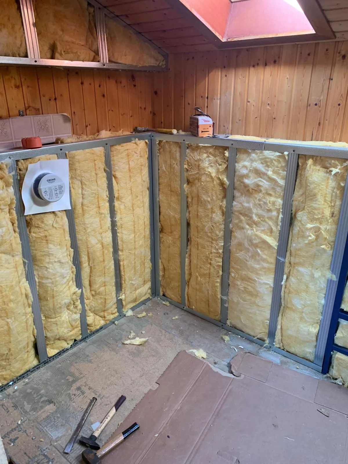 Dämmung im geöffneten Wandaufbau