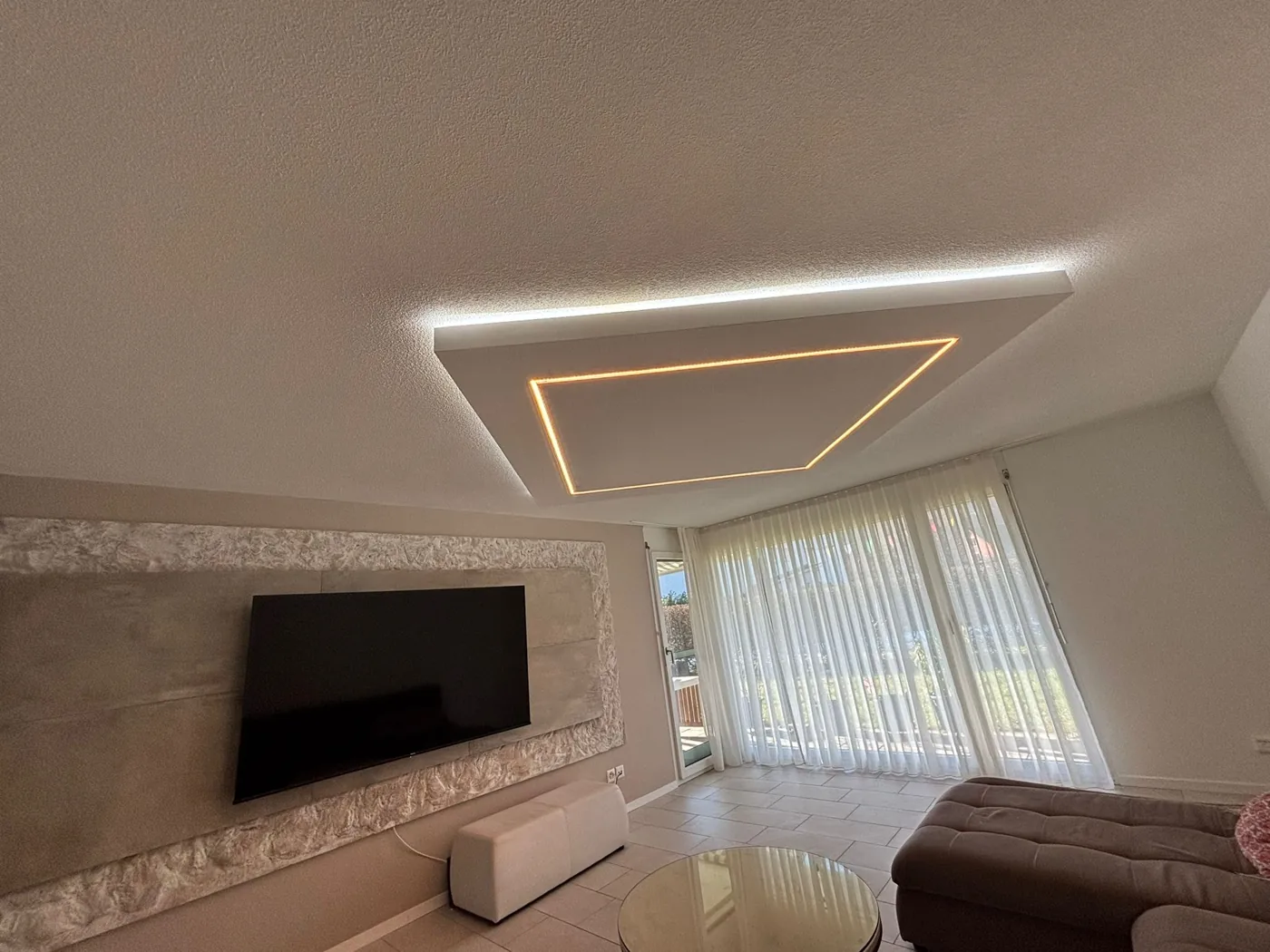 Geometrische Lichtlinien in einer abgehängten Decke