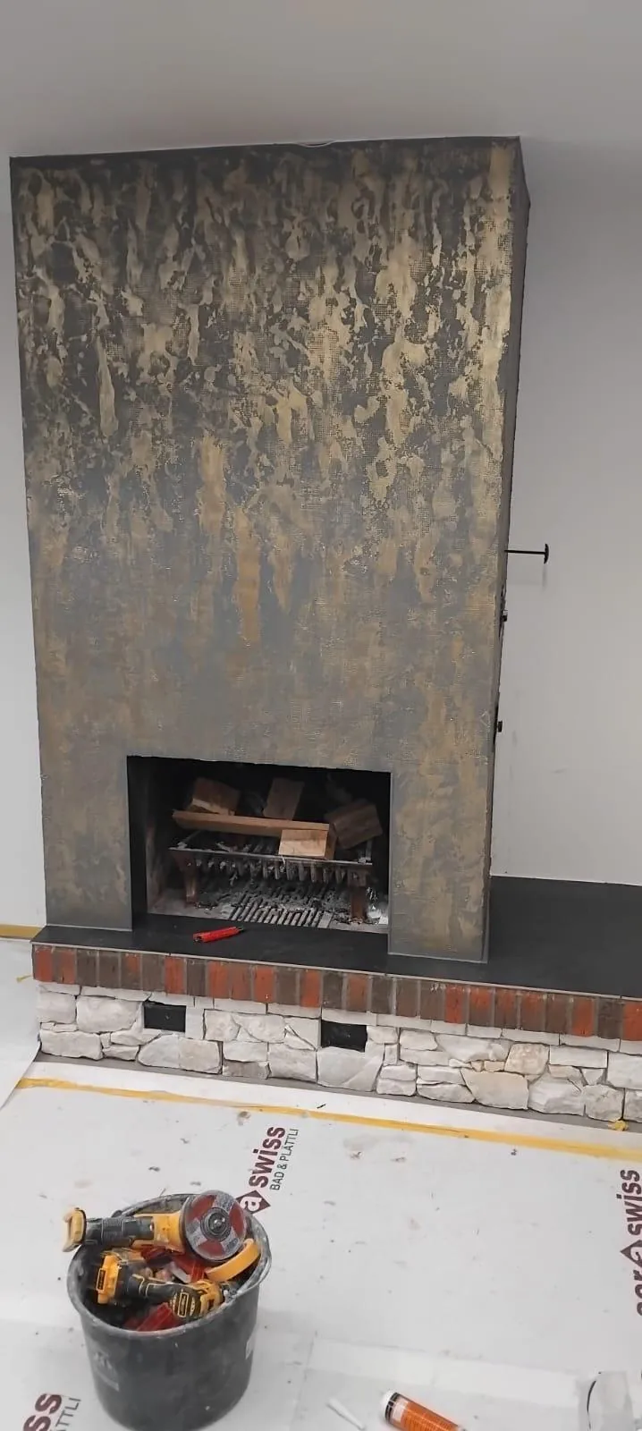 Gestaltete Kaminwand während der Ausführung