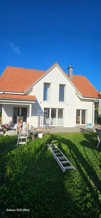 Giebel und Fensteranschlüsse einer hellen Fassade