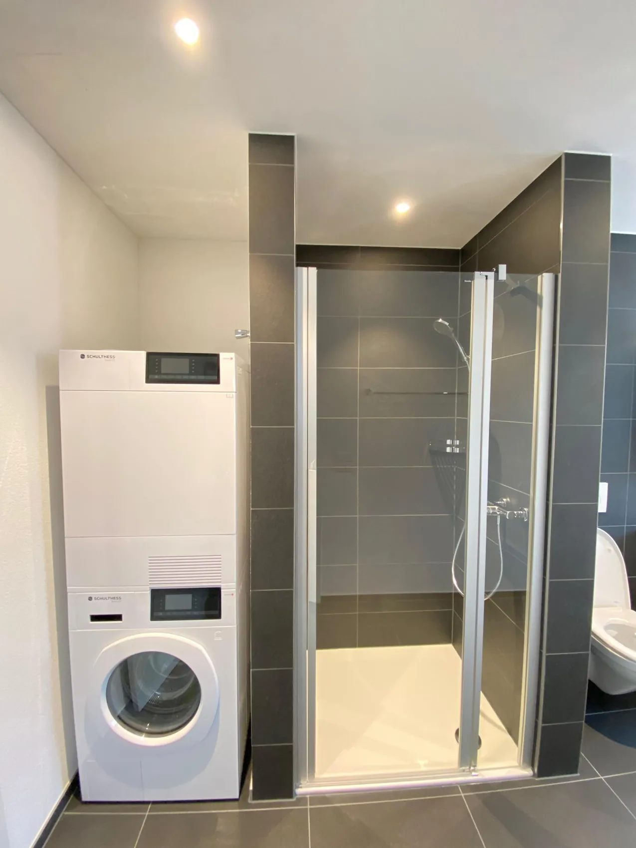 Glasabtrennung zwischen Dusche und Waschmaschine
