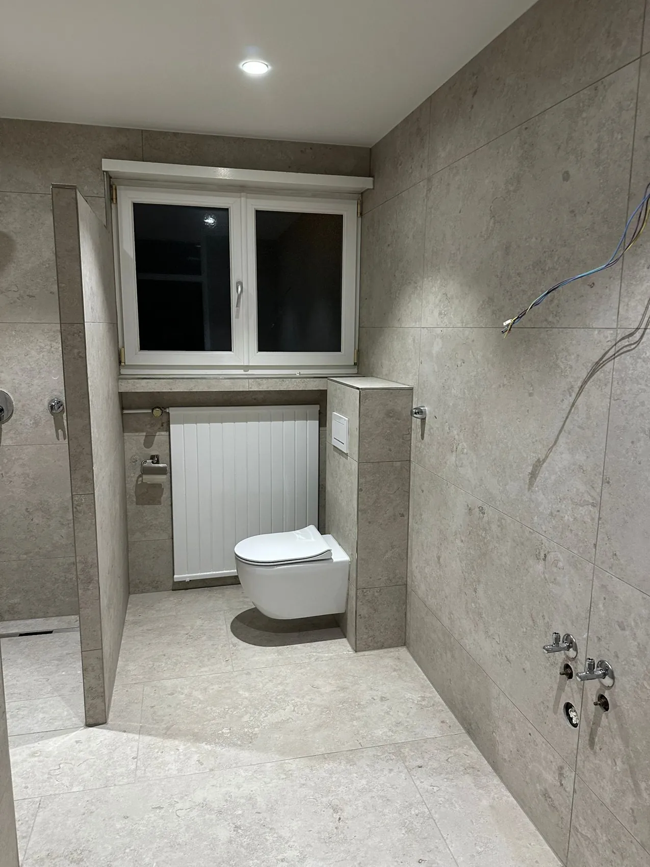 Grossformatige Wandplatten im Badezimmer