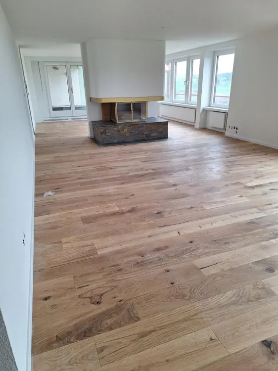 Holzboden rund um eine Kücheninsel