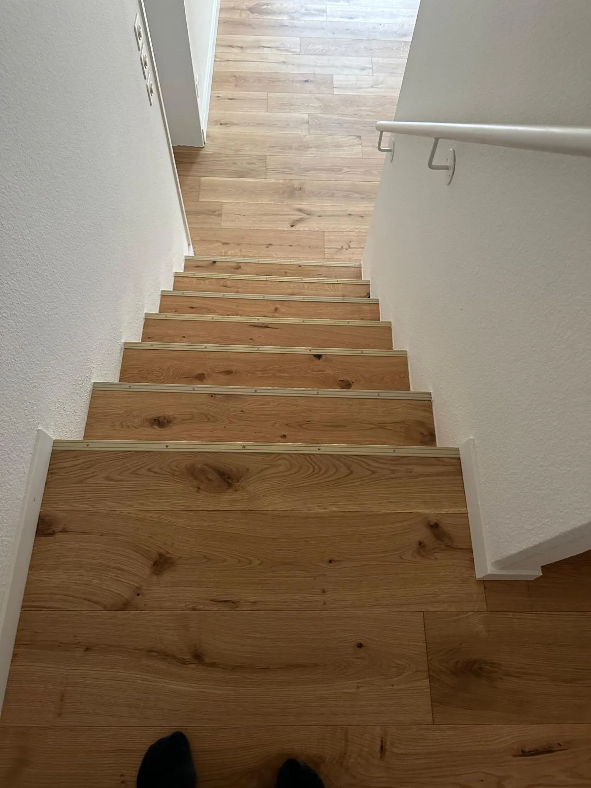 Holztreppe mit passend verlegtem Boden