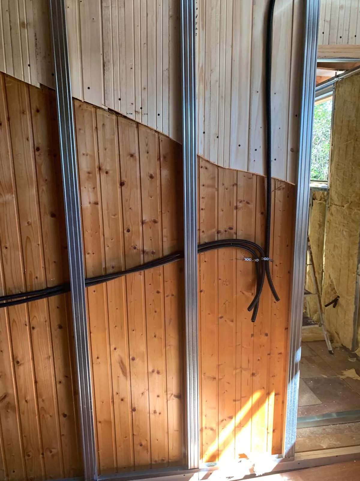 Installationen in einer geöffneten Wand