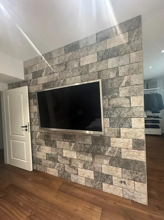 TV-Wand mit Steinverkleidung