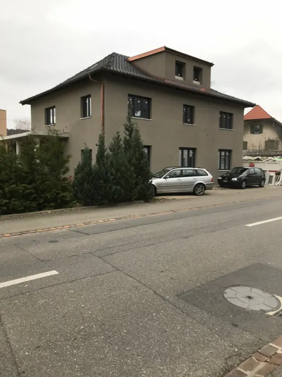 Verputzte Hausfassade an einer Strassenseite