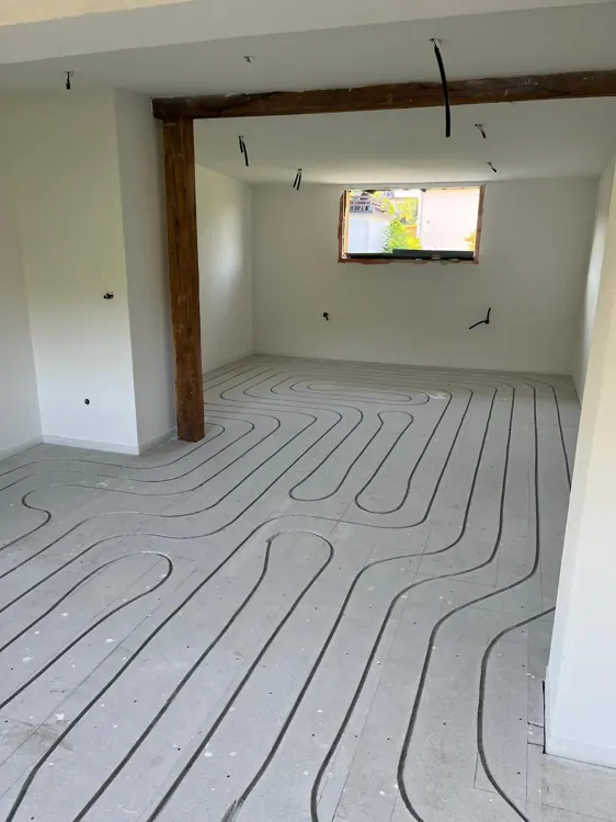Vorbereiteter Bodenaufbau mit Heizleitungen