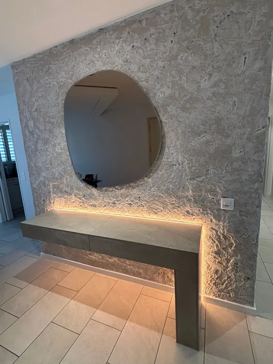 Wandnische mit rundem Spiegel und indirektem Licht