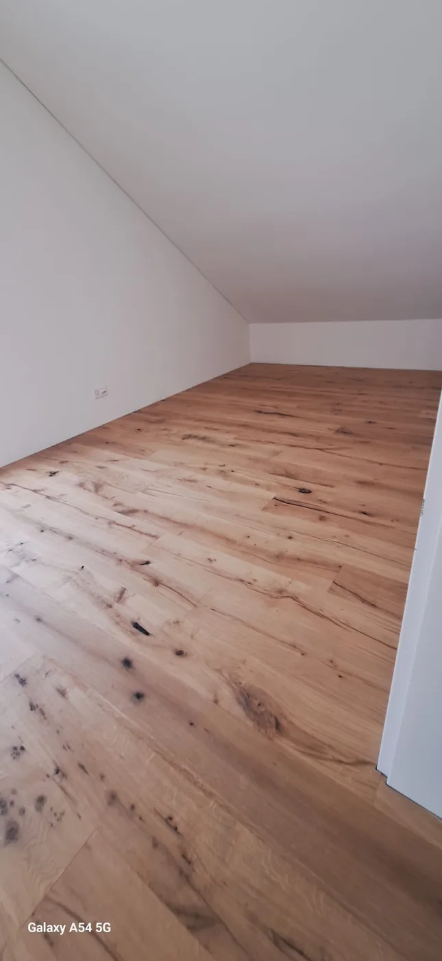 Neu verlegter Boden in Holzoptik in einem Dachraum im Aargau