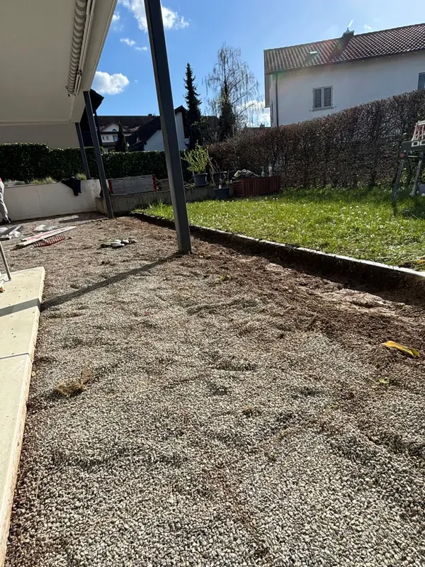 Vorbereiteter Untergrund für eine Terrasse neben einem Wohnhaus im Aargau