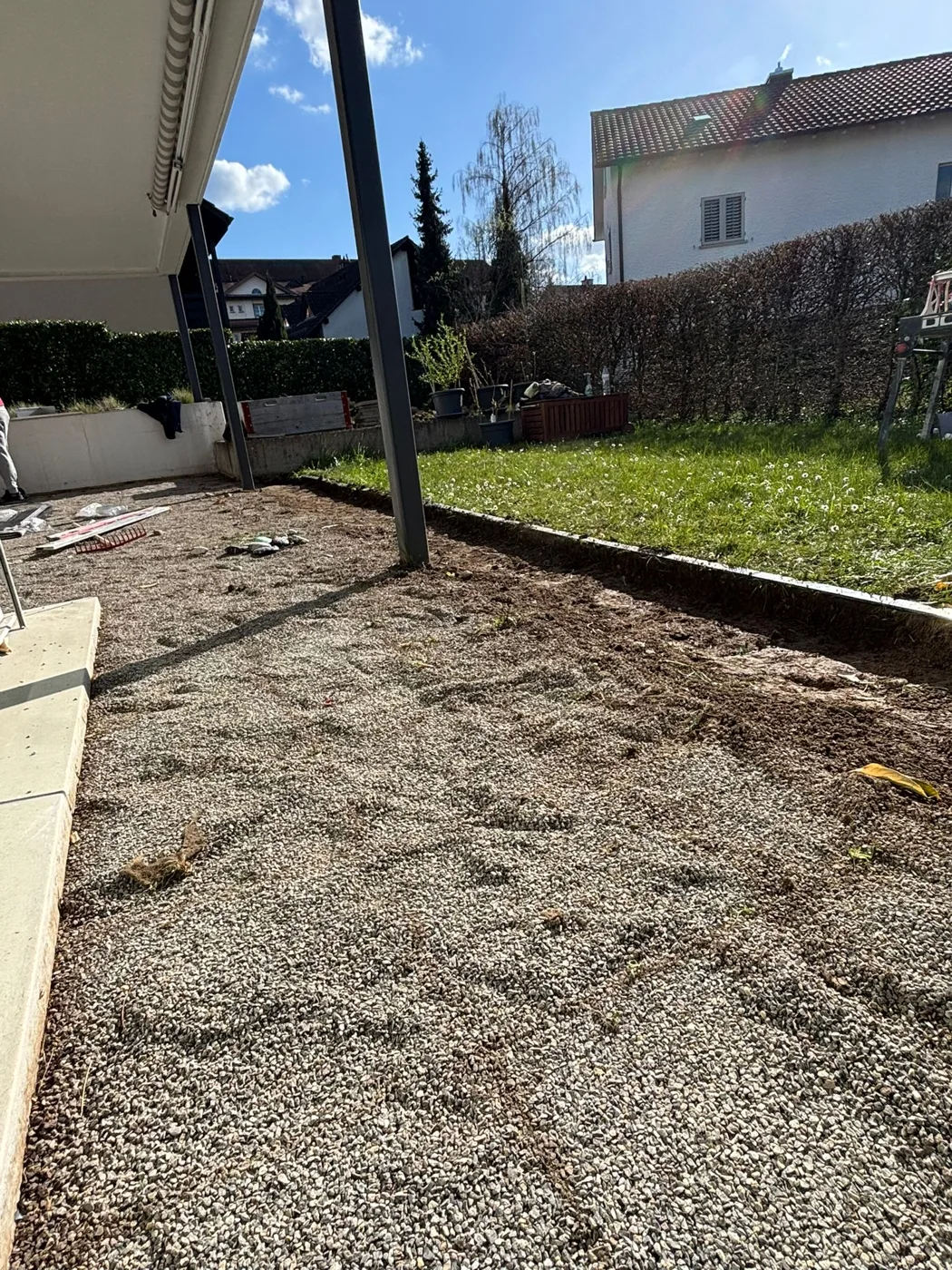 Vorbereiteter Untergrund für eine Terrasse neben einem Wohnhaus im Aargau