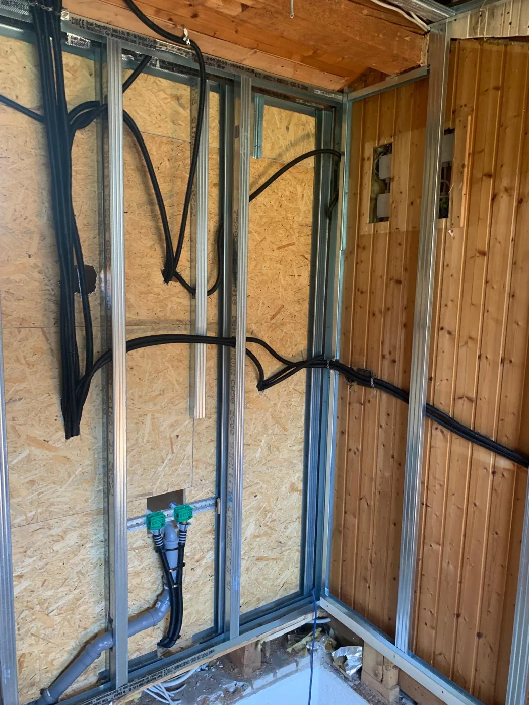 Offene Trockenbaukonstruktion mit vorbereiteten Installationen in Olten